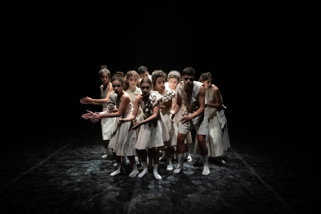 Cena do espetáculo A Ria Gela a Partir das Margens