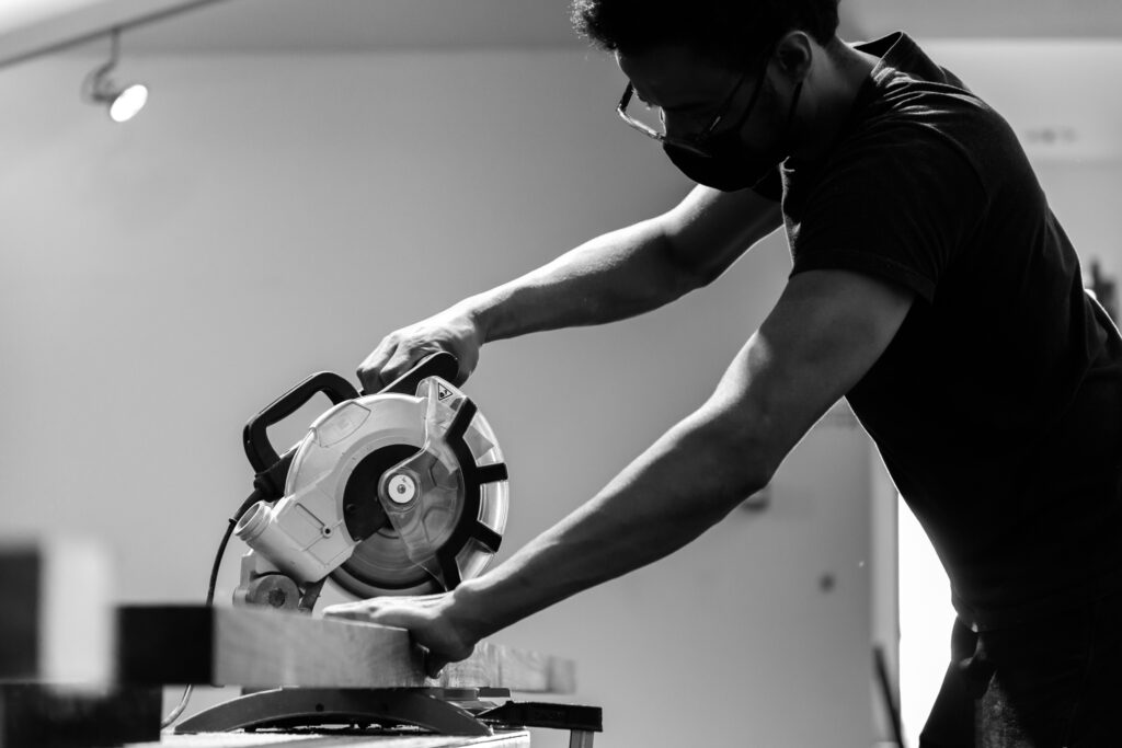 Técnico a cortar madeira para construção dos módulos do projeto PLANTEIA