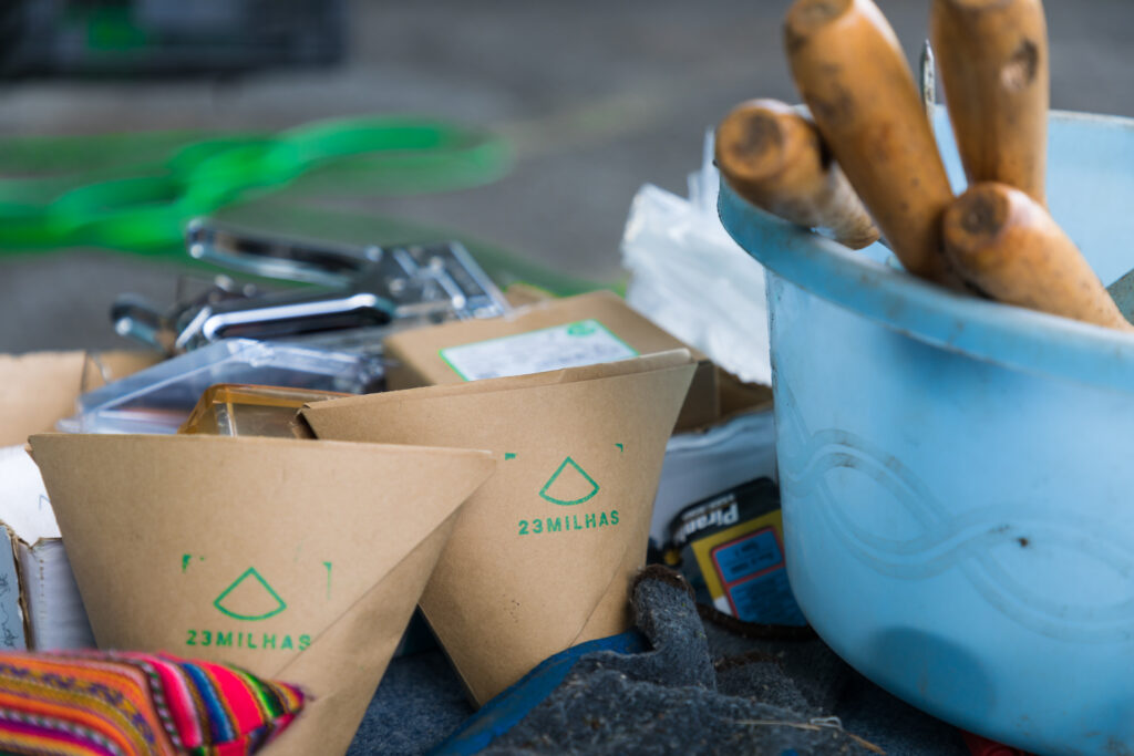 Ferramentas e materiais de jardinagem utilizados no projeto PLANTEIA