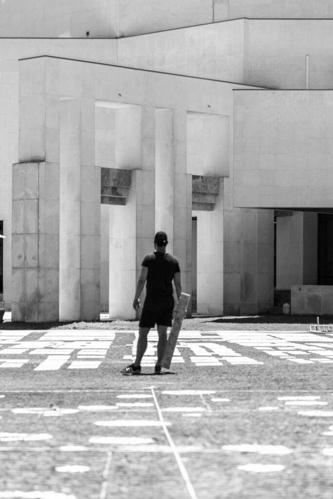 Participante a pintar o espaço público no projeto PLANTEIA