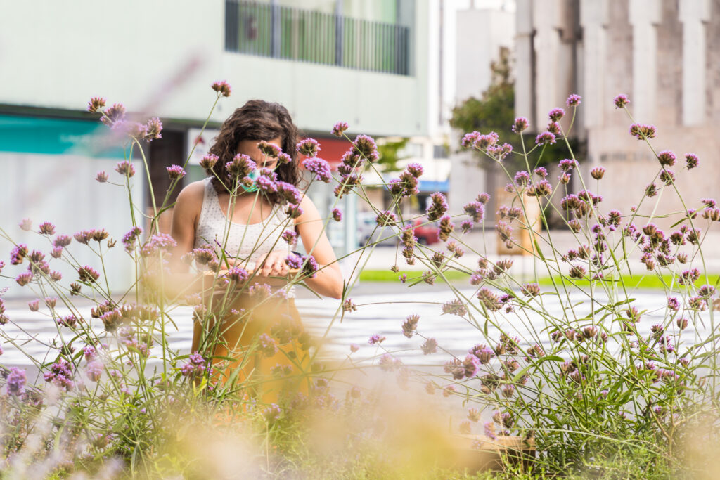 Oficina comunitária no jardim do projeto PLANTEIA