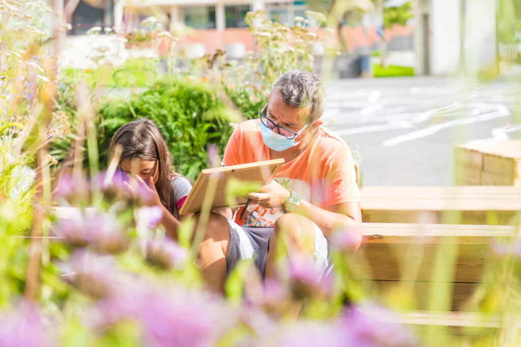 Oficina comunitária no jardim do projeto PLANTEIA