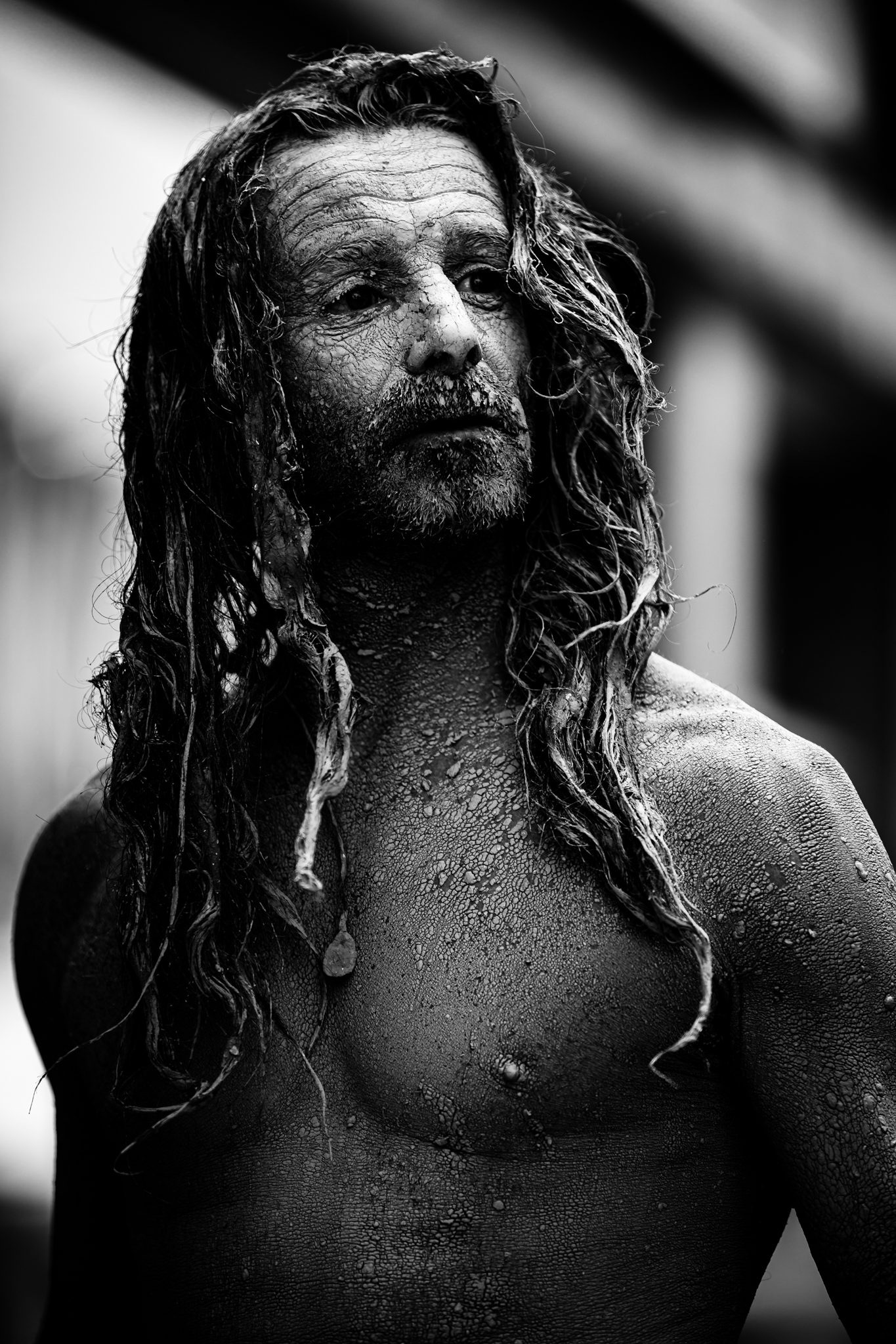 Retrato masculino com textura e expressão intensa