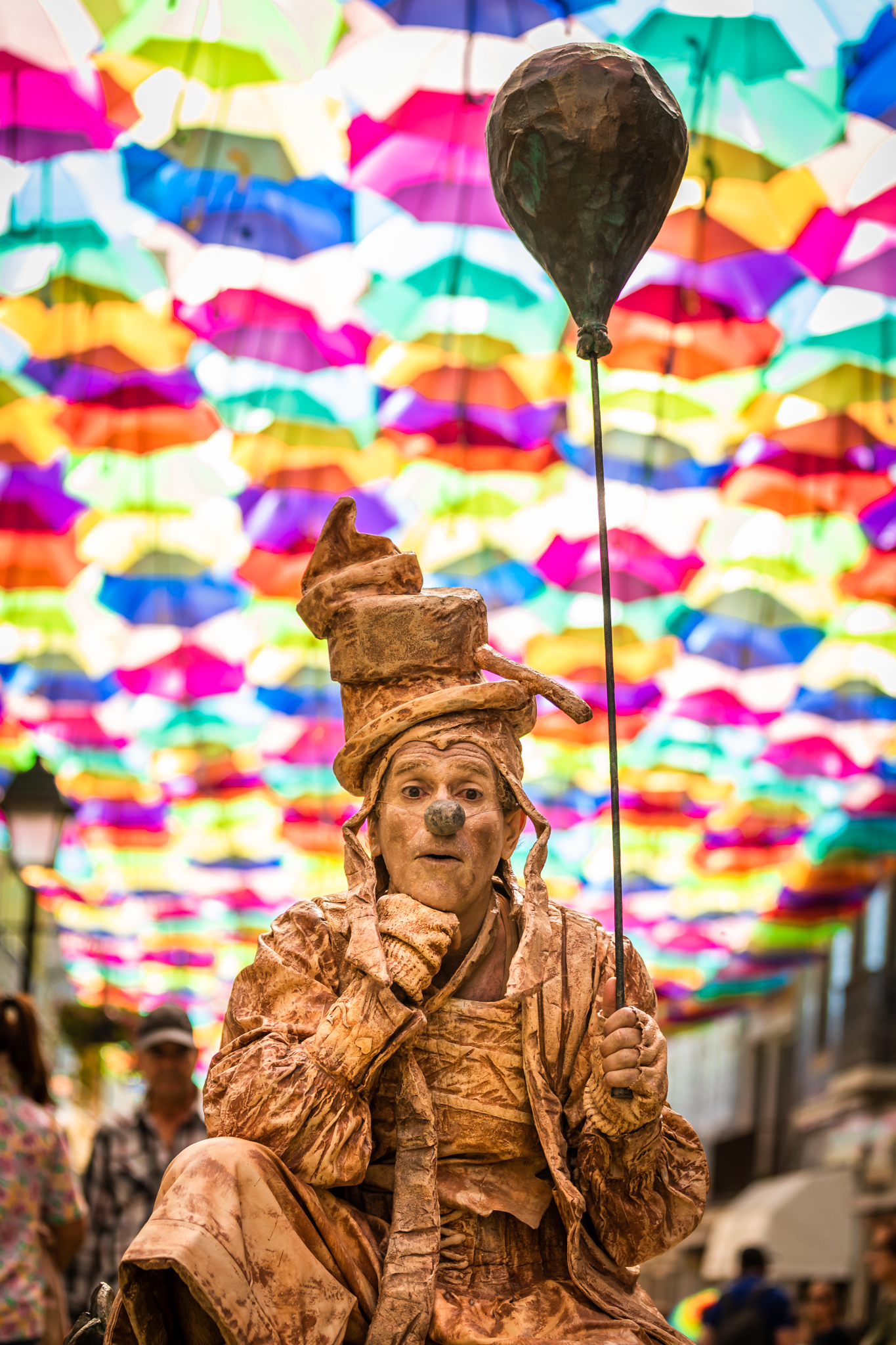 Retrato de performer em ambiente urbano colorido