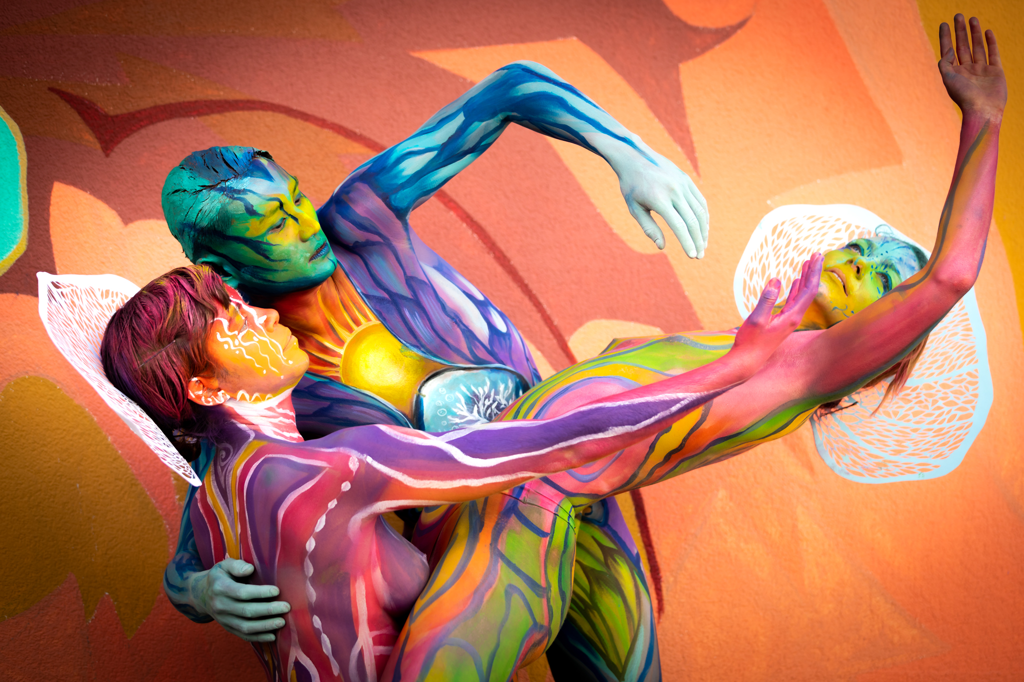 Performers com corpos pintados em composição artística de performance contemporânea no AgitÁgueda