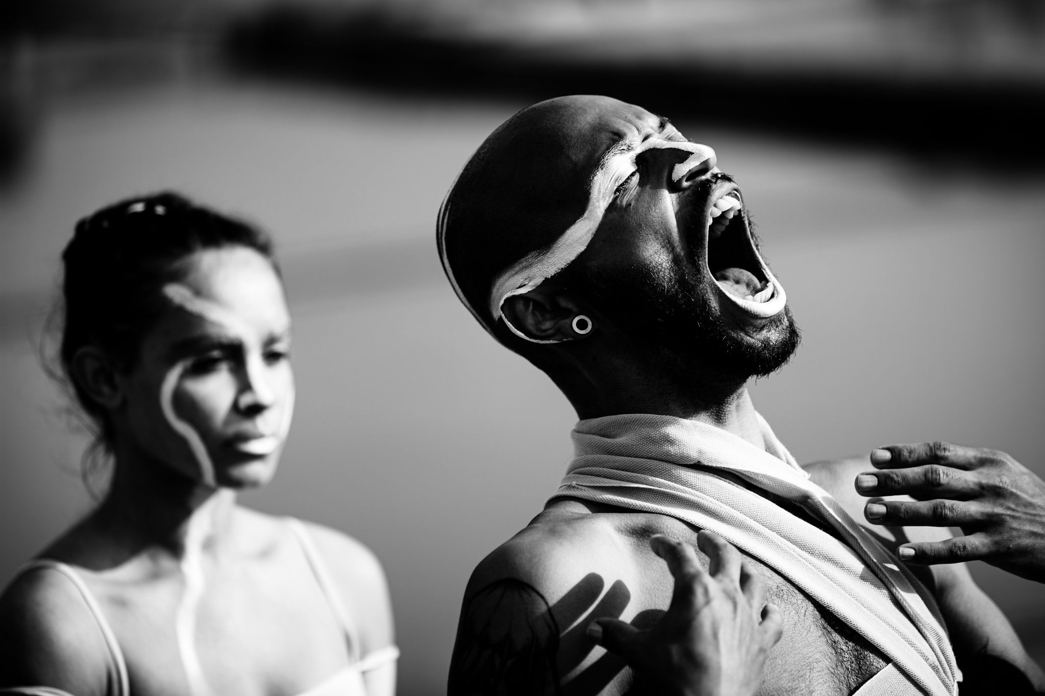 Performer com expressão intensa durante ação performativa