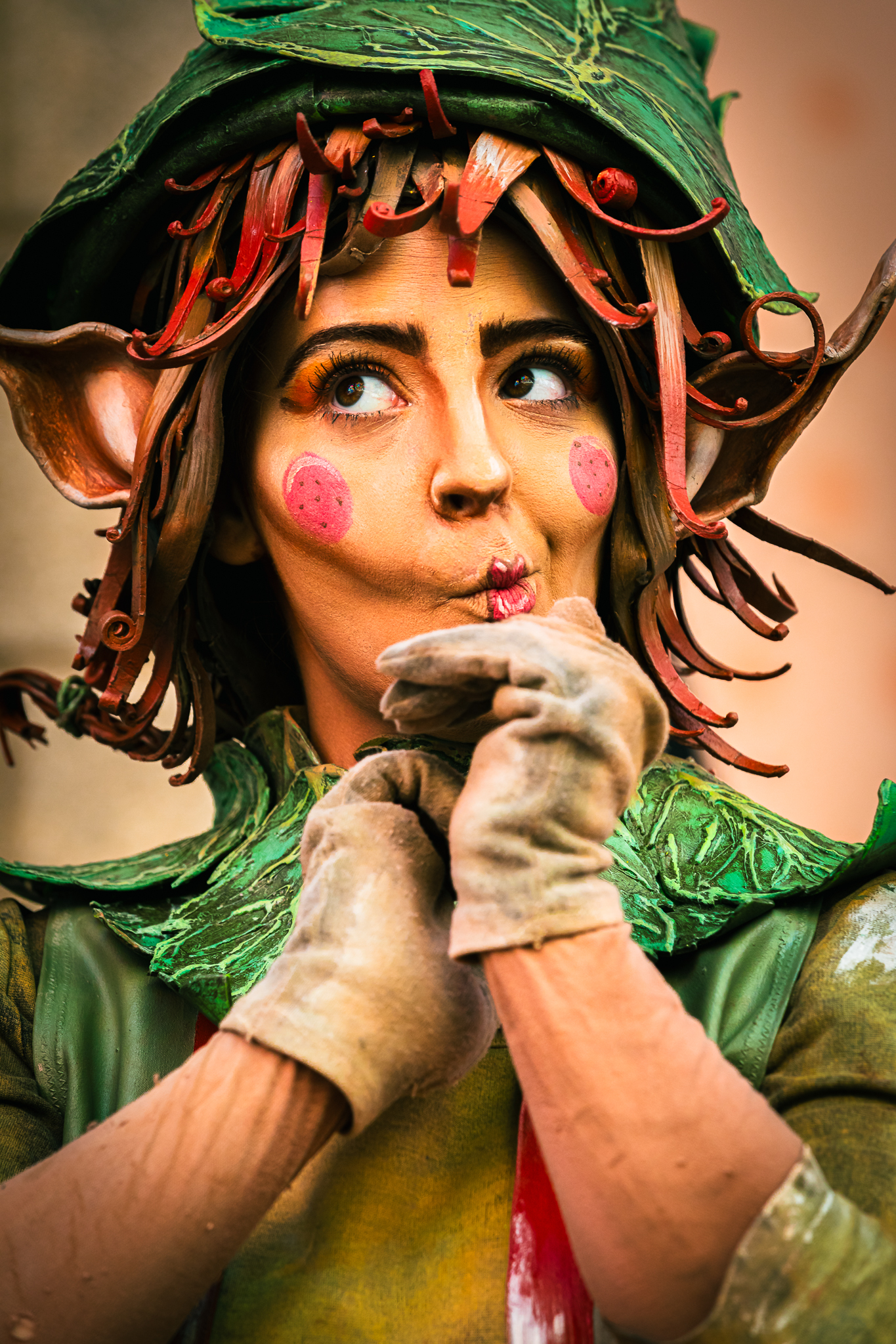 Retrato de performer com caracterização teatral