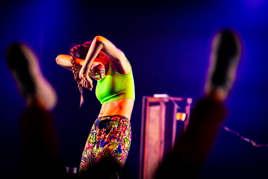 Cena de criação coreográfica de Jo Castro na Companhia Jovem de Dança de Ílhavo