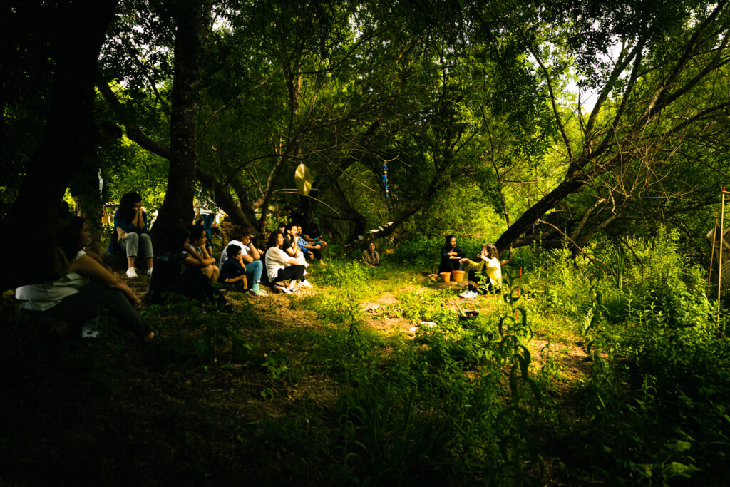 Público junto ao rio durante apresentação em Ourém no projeto Odisseia Nacional
