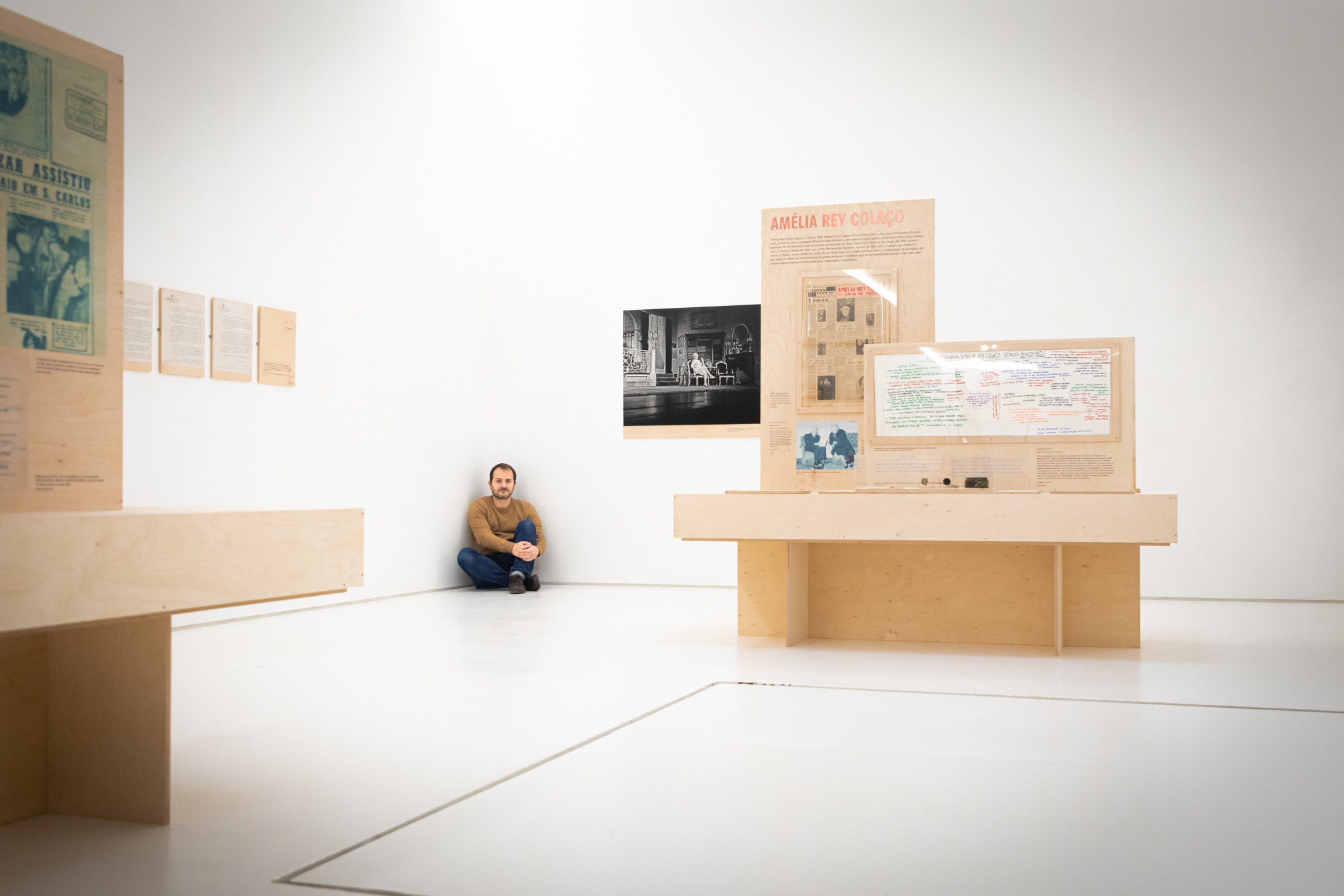 Pessoa em espaço expositivo com objetos museológicos