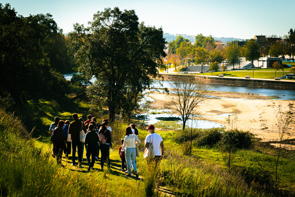 Participantes em percurso artístico junto ao rio em Ponte de Sor na Odisseia Nacional
