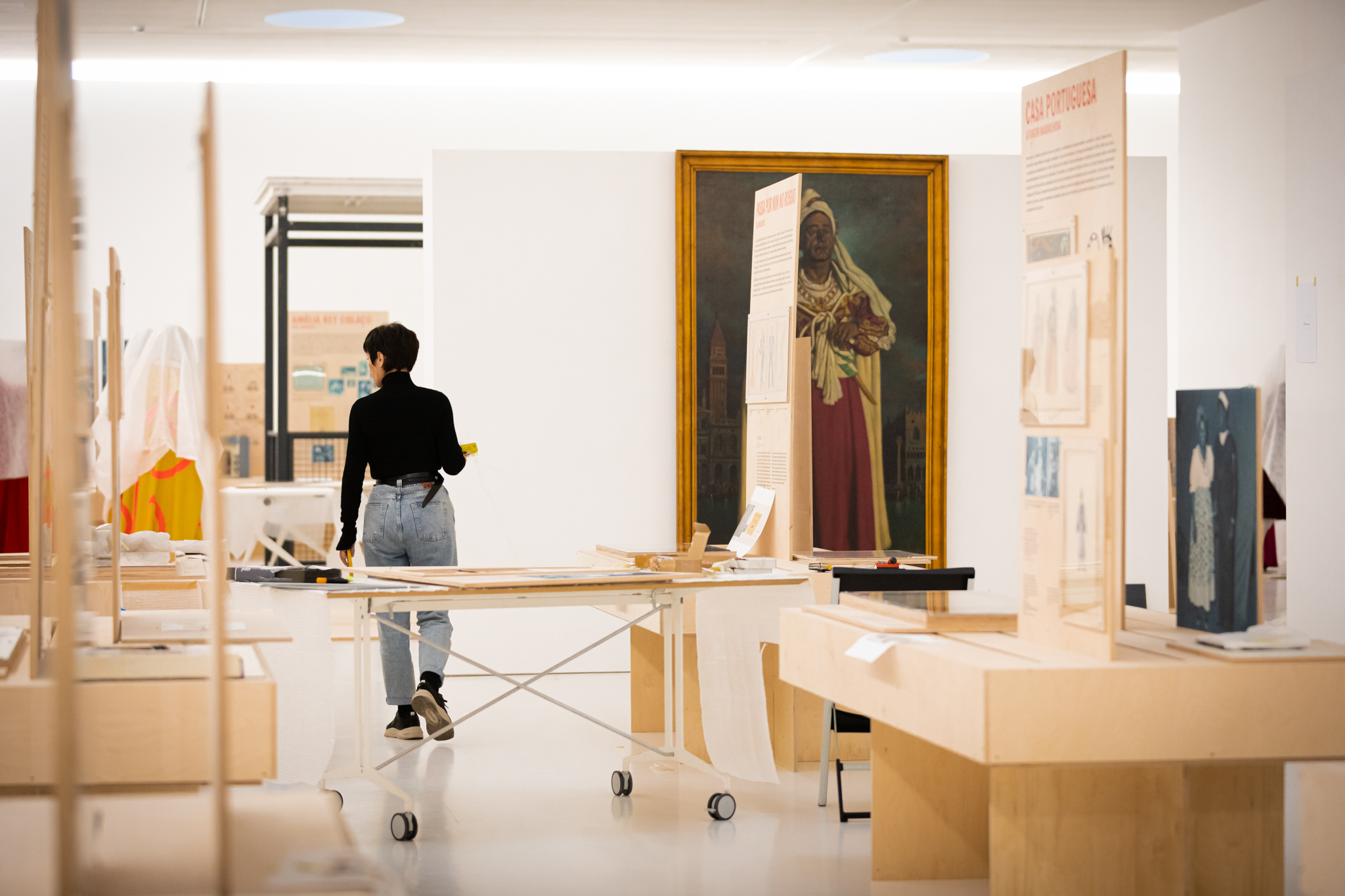 Pessoa organiza exposição em espaço museológico