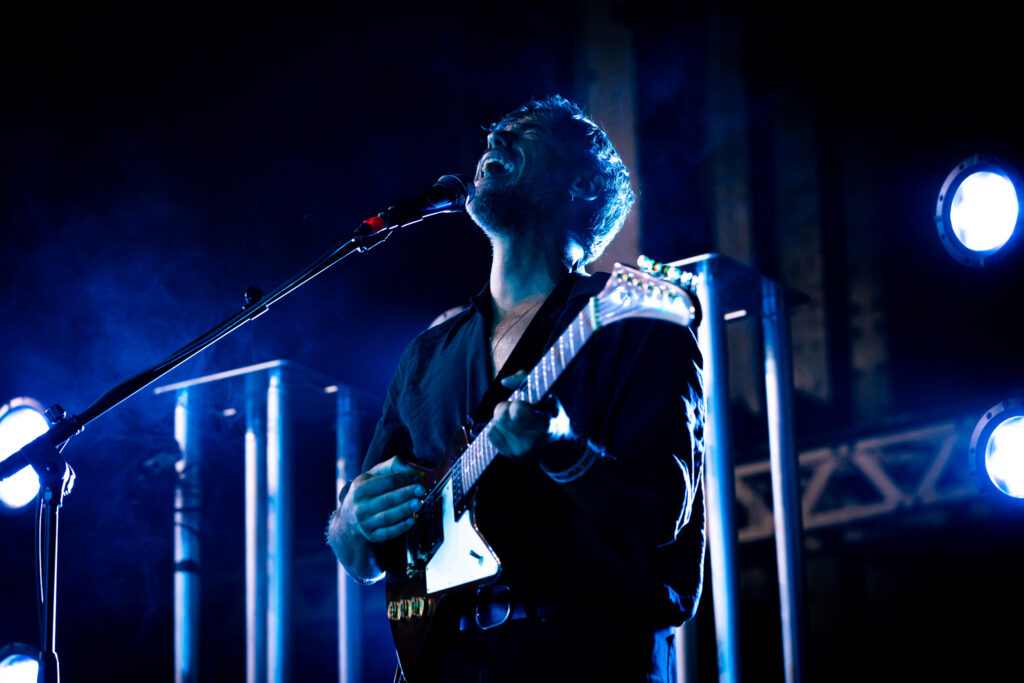 Vocalista dos Linda Martini em concerto no Festival Vapor