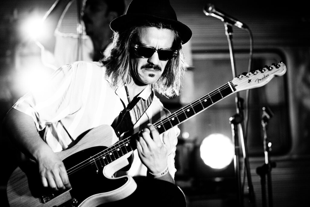 Guitarrista dos Moonshiners em concerto no Festival Vapor