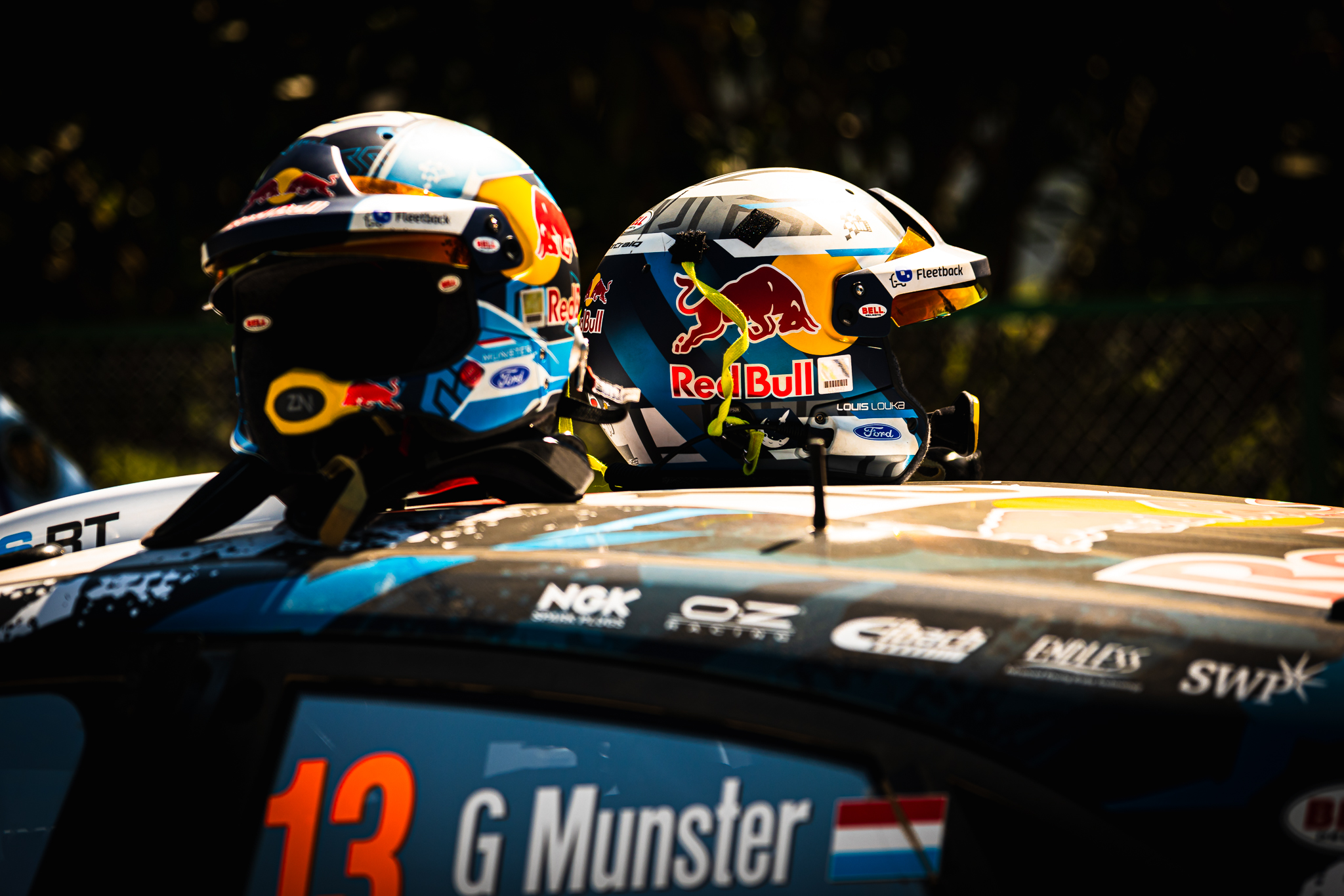 Capacetes de pilotos sobre carro de rally em preparação