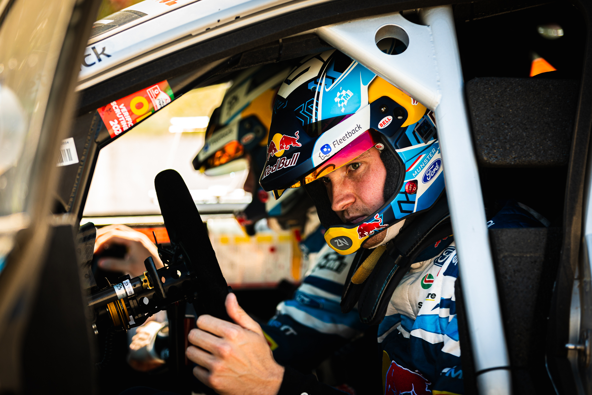 Piloto de rally no interior do carro em momento de concentração