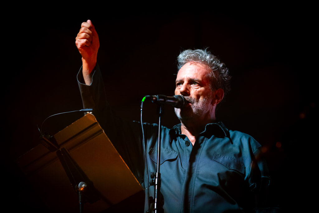 Adolfo Luxúria Canibal dos Mão Morta em palco