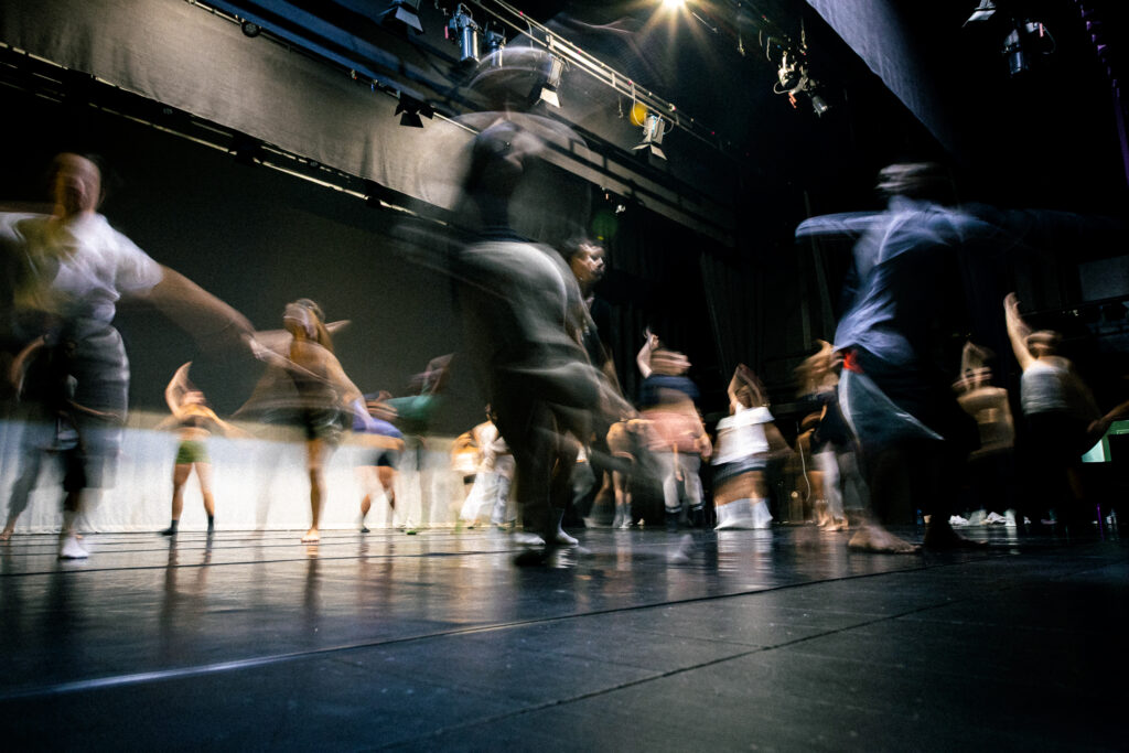 Ensaio em palco com movimento em arrastamento na Companhia Jovem de Dança de Ílhavo