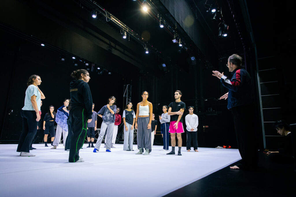 Luiz Antunes a orientar ensaio da Companhia Jovem de Dança de Ílhavo