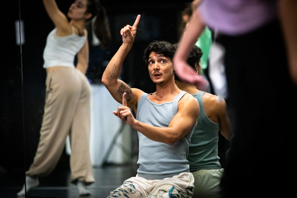 Sessão de formação com bailarino convidado na Companhia Jovem de Dança de Ílhavo