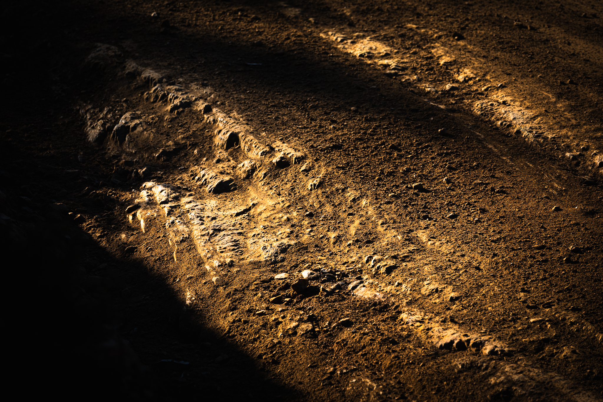 Textura de estrada de terra marcada por passagem de veículos