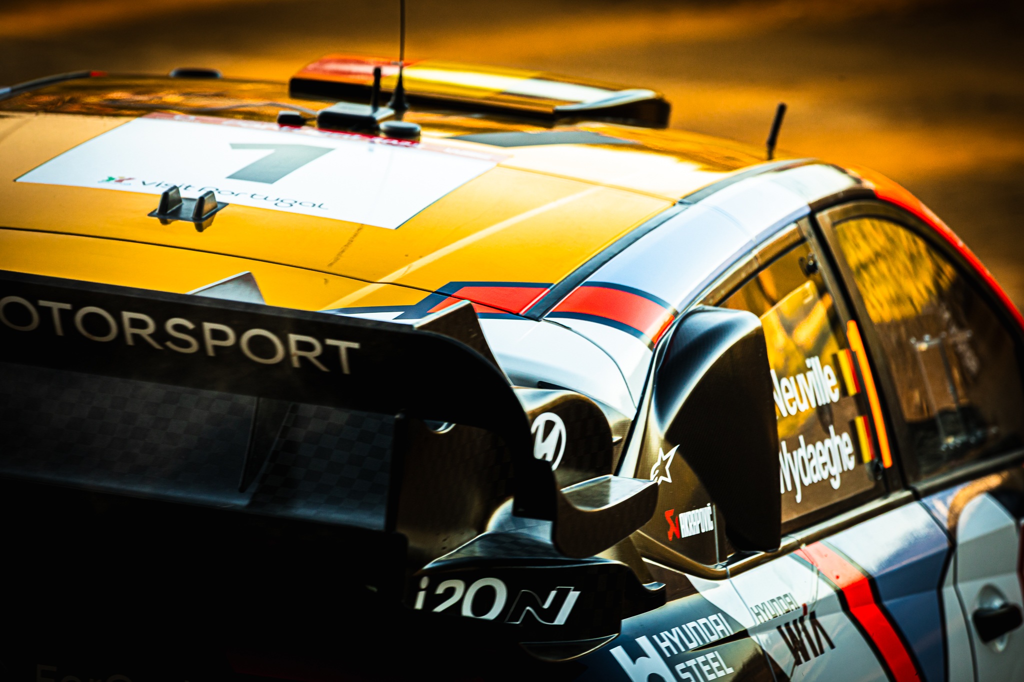 Detalhe de carro de rally com luz quente e textura metálica