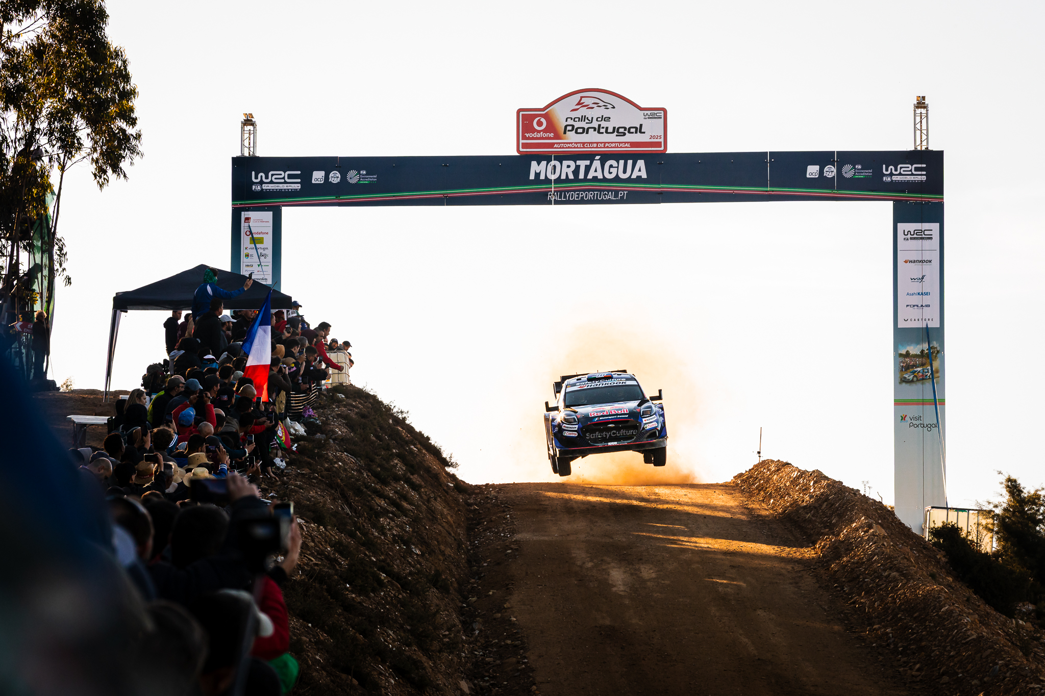 Carro de rally salta em troço com público em mortágua