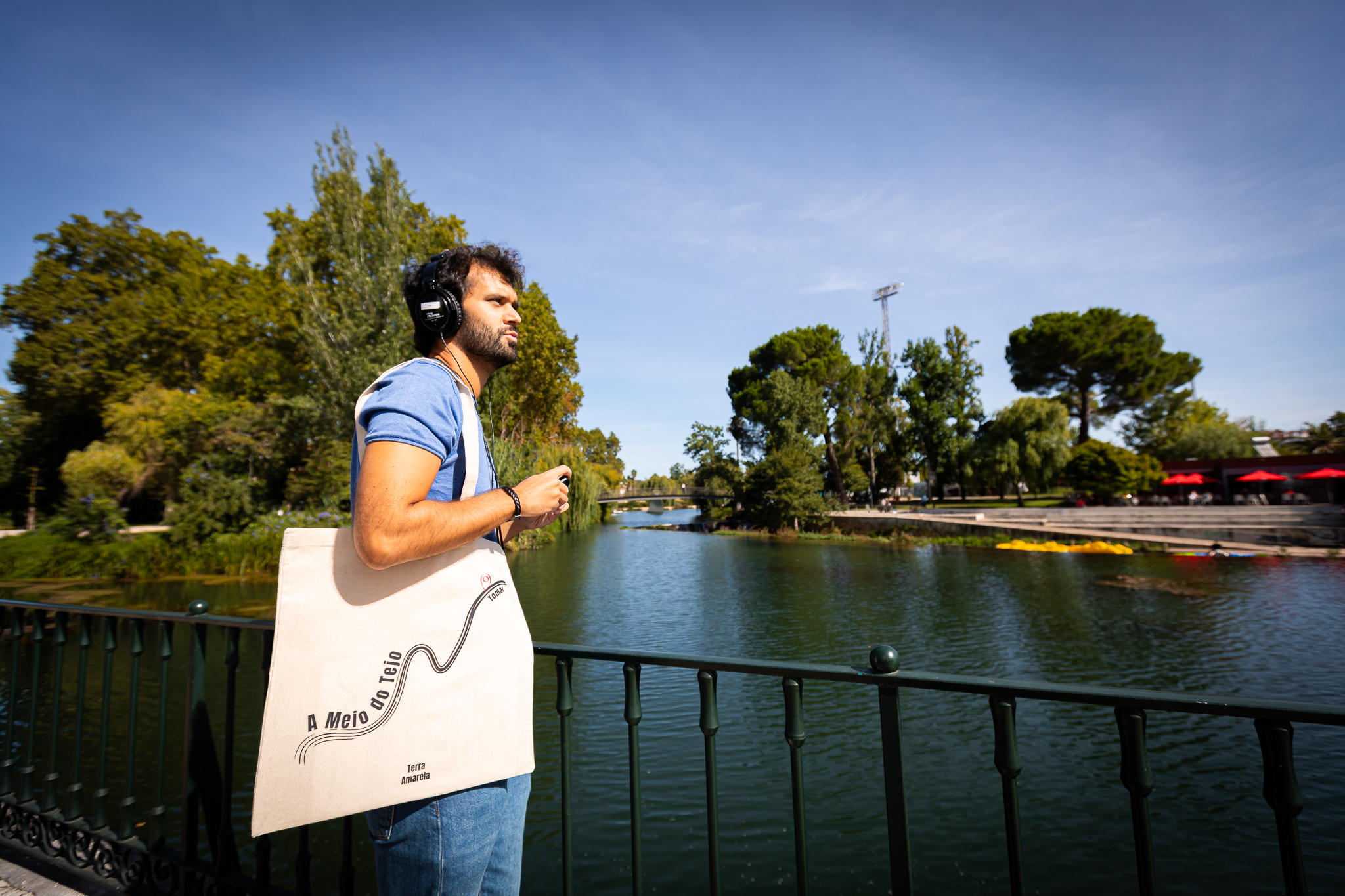 Participante no audiowalk em Tomar no projeto A Meio do Tejo