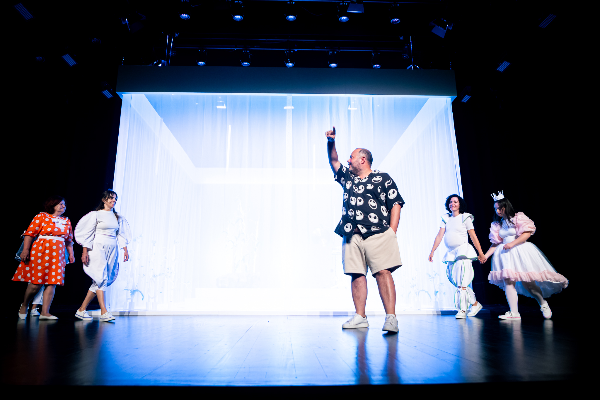 Marco Paiva a dirigir atores durante apresentação do projeto A Meio do Tejo