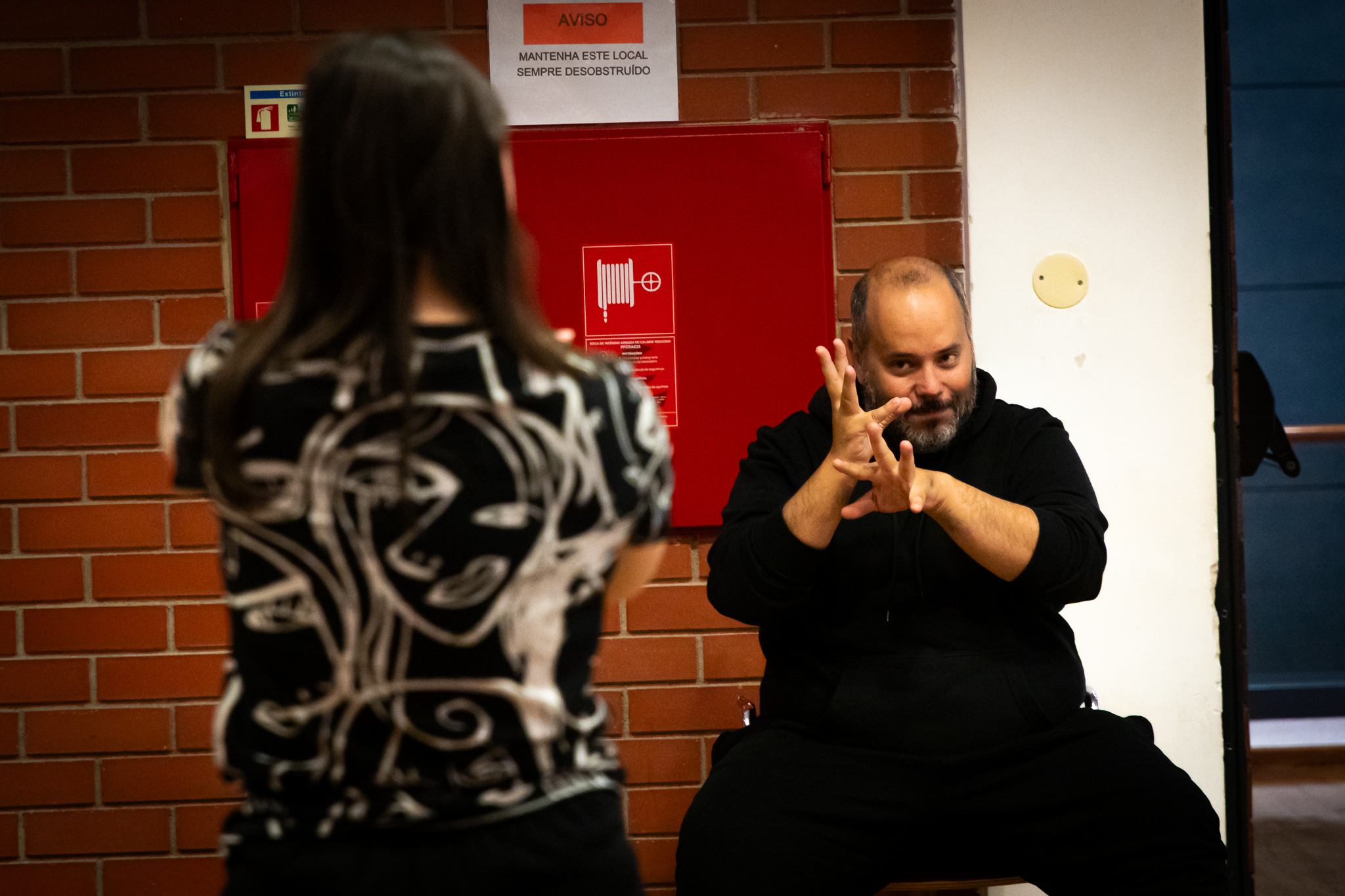 Marco Paiva a dirigir atores durante ensaio no projeto A Meio do Tejo