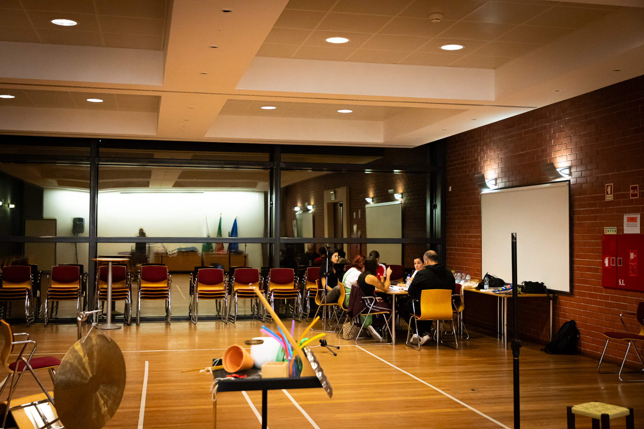 Ensaio com artistas a ler texto no projeto A Meio do Tejo