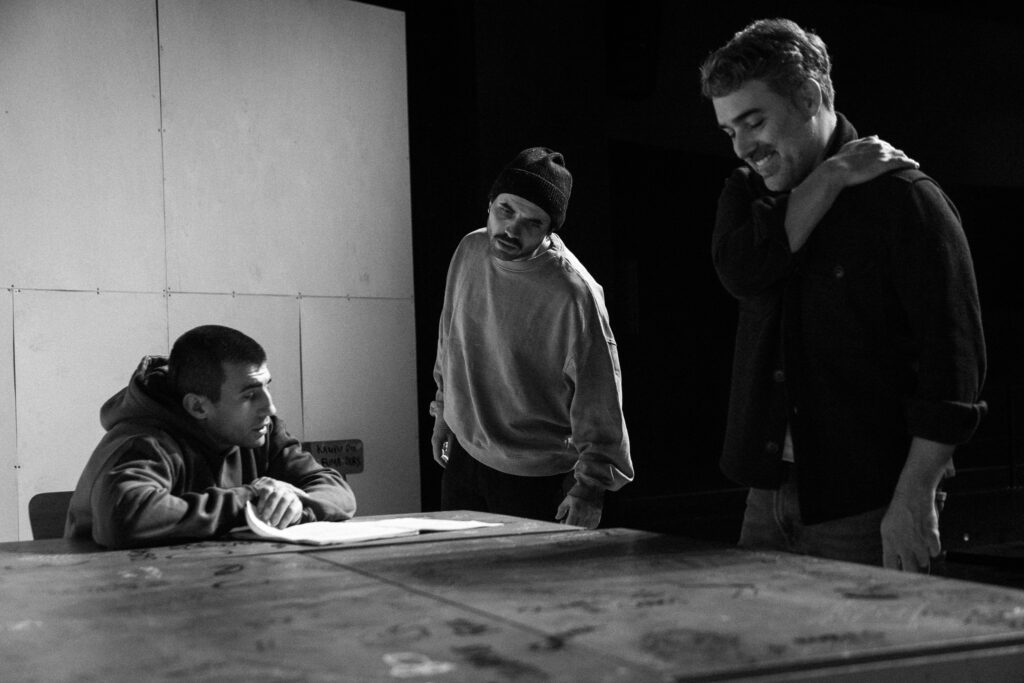 Ensaio de teatro da peça Class Enemy, com o encenador Manuel Tur a orientar atores em palco